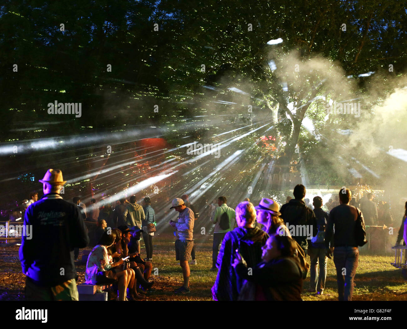 I frequentatori del festival passeggiando accanto a un mirrorball gigante al Glastonbury Festival, presso la Worthy Farm di Somerset. Foto Stock