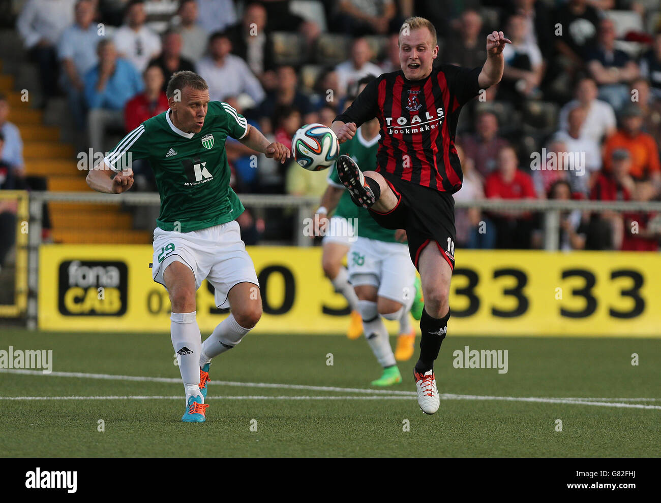 Jordan Owens dei Crociati e Taavi Rahn del FC Levadia combattono per la palla durante la Champions League, prima partita di Qualifiche a Seaview, Belfast. Foto Stock