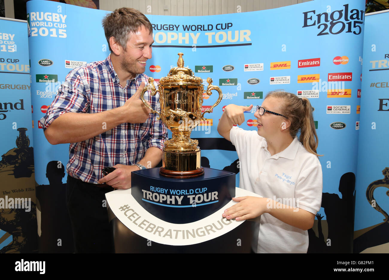 L'ex rugby gallese internazionale Ryan Jones e l'allievo Amy Davies,16, accanto alla Webb Ellis Cup alla scuola speciale Ysgol Pen-Y-Bryn a Swansea il giorno 20 del Rugby World Cup Trophy Tour di 100 giorni del Regno Unito e Irlanda. Foto Stock