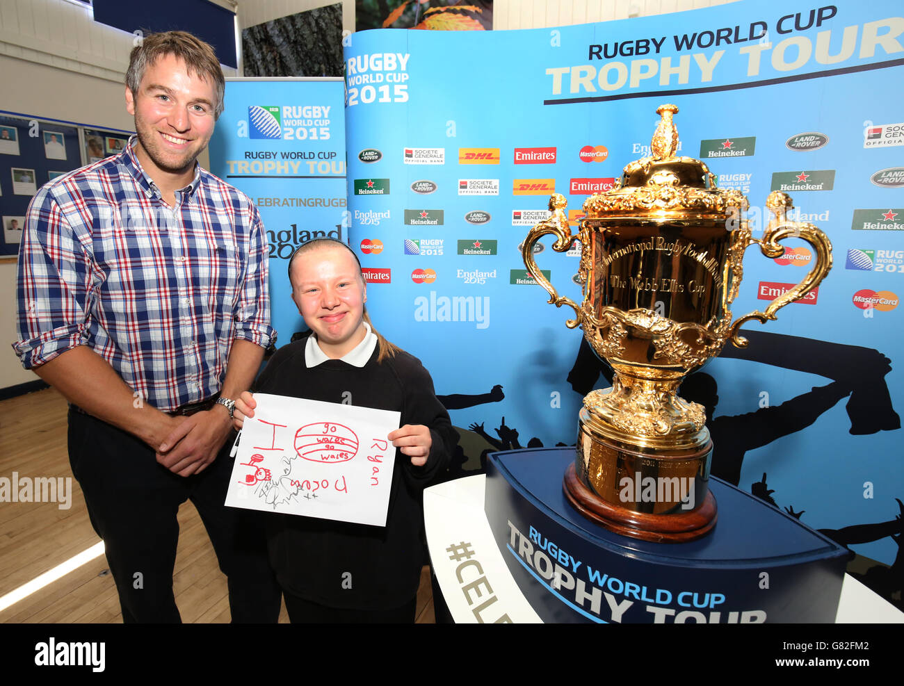 L'ex rugby gallese internazionale Ryan Jones e l'allievo Sophie Maddick accanto alla Webb Ellis Cup alla scuola speciale Ysgol Pen-Y-Bryn a Swansea il giorno 20 del Rugby World Cup Trophy Tour di 100 giorni del Regno Unito e dell'Irlanda. Foto Stock