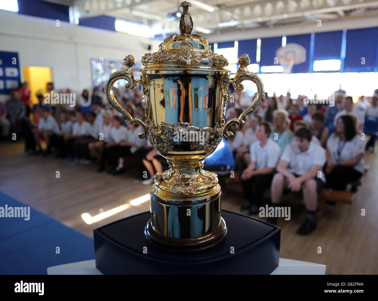 La Webb Ellis Cup alla scuola speciale Ysgol Pen-Y-Bryn a Swansea il giorno 20 del Rugby World Cup Trophy Tour di 100 giorni del Regno Unito e Irlanda. Foto Stock