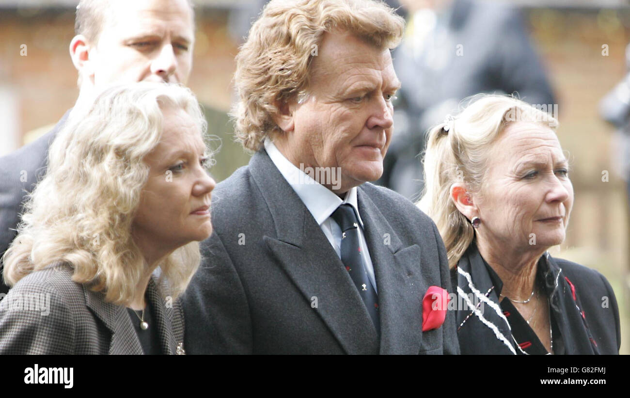 Hayley Mills (L), Jonathan Mills e Juliet Mills arrivano per il funerale del padre, l'attore vincitore di Oscar Sir John Mills. Sir John è morto sabato all'età di 97 anni nella sua casa nella città in cui aveva vissuto per 30 anni. Foto Stock
