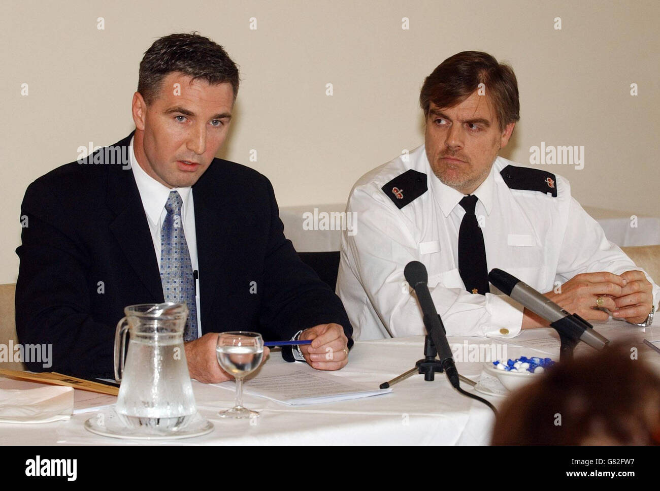 DCI Andy Boulting (a sinistra) e Supt Chris Boarland in una conferenza stampa. La polizia desidera parlare con l'uomo locale Christopher Robert Adams, 26 circa le uccisioni di Claire Ford, 19, e il bambino Charlotte, che sono stati scoperti in una casa a St Ervan, vicino Wadebridge, Cornwall. Adams è inteso essere collegato ad una delle vittime e il capo della Det, Insp Andrew Boulting, che guida l'inchiesta, ha detto che non dovrebbe essere contattato. Foto Stock