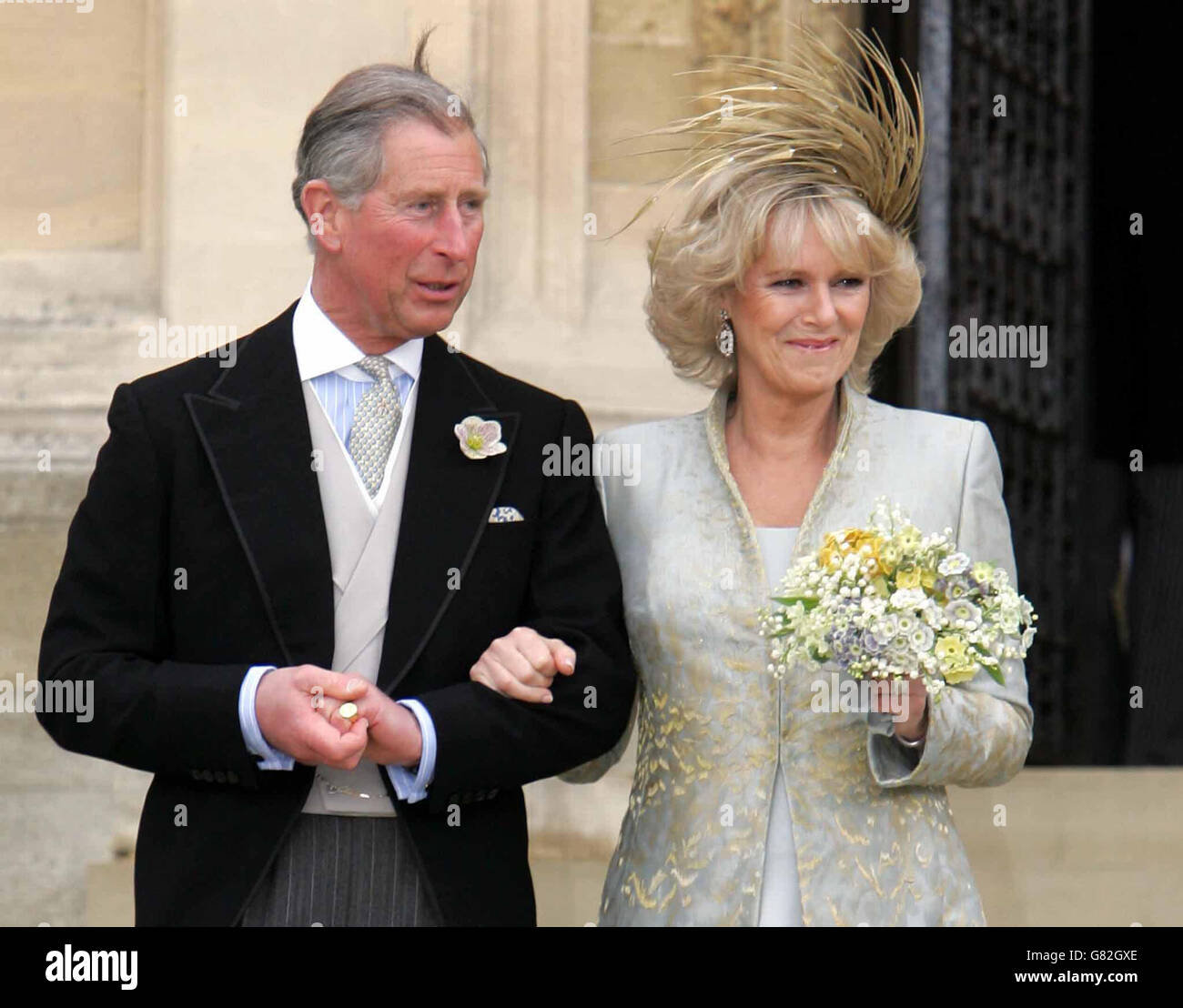 Il Principe di Galles e la sua sposa Camilla, Duchessa di Cornovaglia, lasciano la Cappella di San Giorgio a Windsor, dopo la benedizione della chiesa per la cerimonia di matrimonio civile. Foto Stock