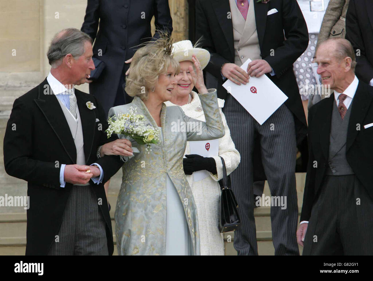 Il Principe di Galles e la sua sposa Camilla, Duchessa di Cornovaglia, lasciano la Cappella di San Giorgio a Windsor, dopo la benedizione della chiesa per la cerimonia di matrimonio civile. Foto Stock