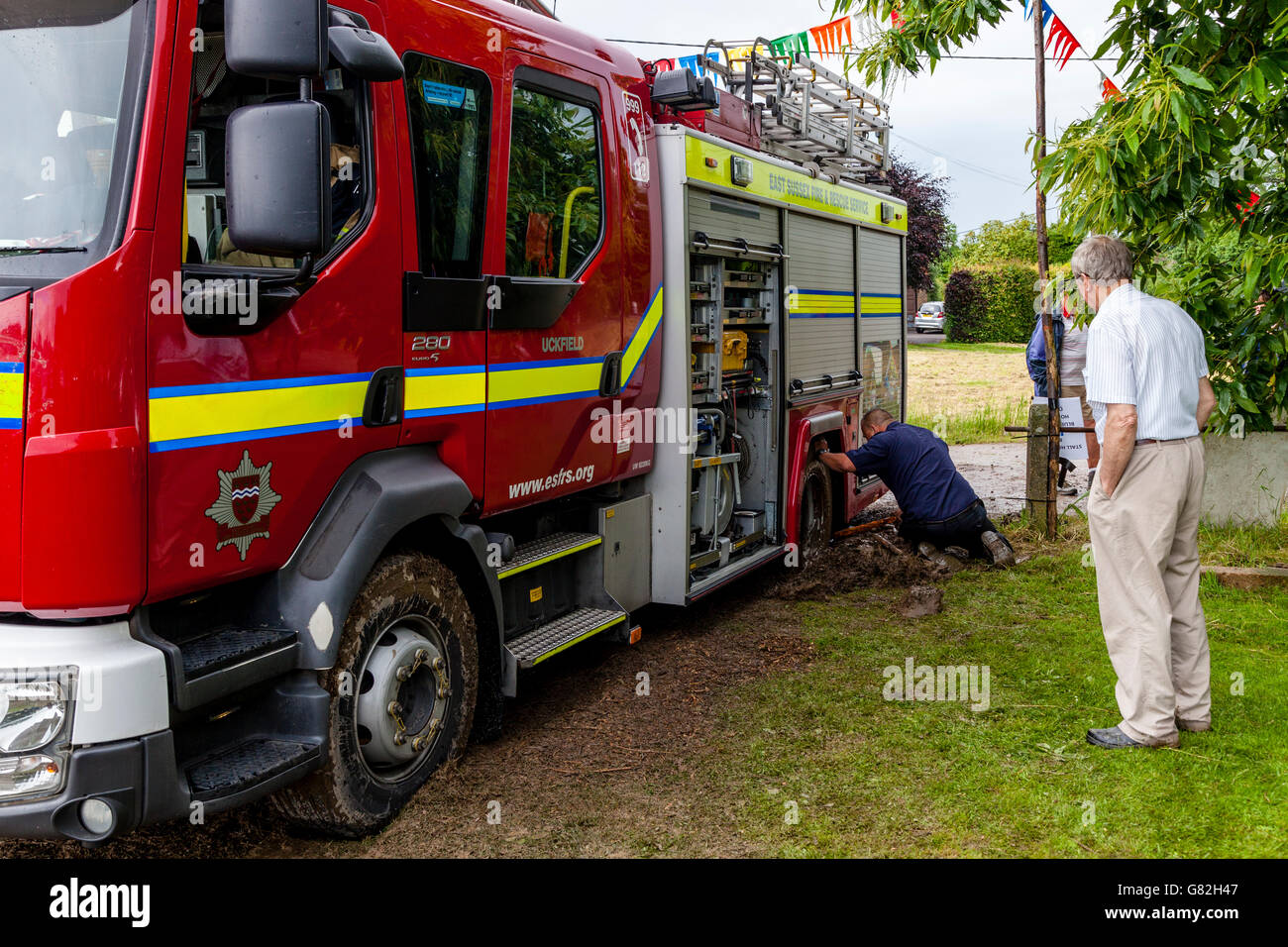 Un incendio il motore si inceppa nel fango all'annuale Sagra di villaggio in villaggio di Nutley, Sussex, Regno Unito Foto Stock