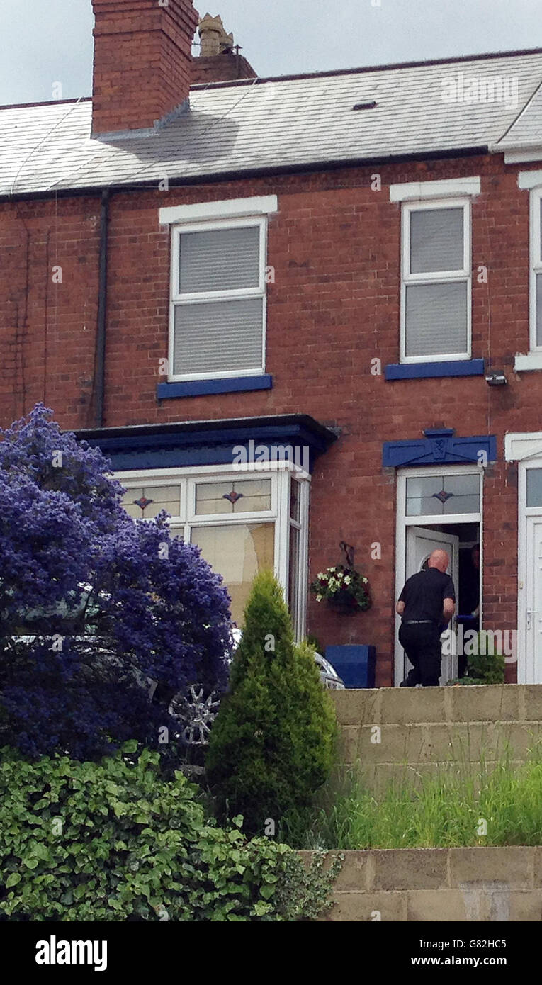 Una casa è perquisita a Walsall, West Midlands, da ufficiali di abbigliamento uniforme e semplice della polizia delle West Midlands, dopo che tre persone sono state arrestate per sospetto di reati di terrorismo legati alla Siria. Foto Stock