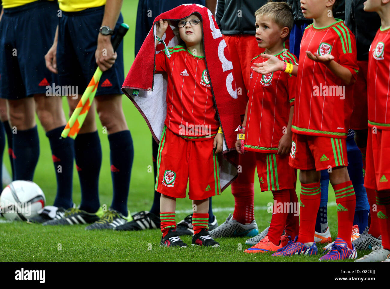 Le mascotte del Galles precedono la partita di qualificazione del Campionato europeo UEFA al Cardiff City Stadium di Cardiff. Foto Stock
