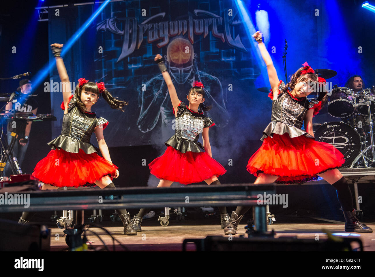 I membri di Babymetal si uniscono a DragonForce dal vivo sul palco il giorno 1 del festival Download il 12 2015 giugno a Donnington Park, Regno Unito Foto Stock