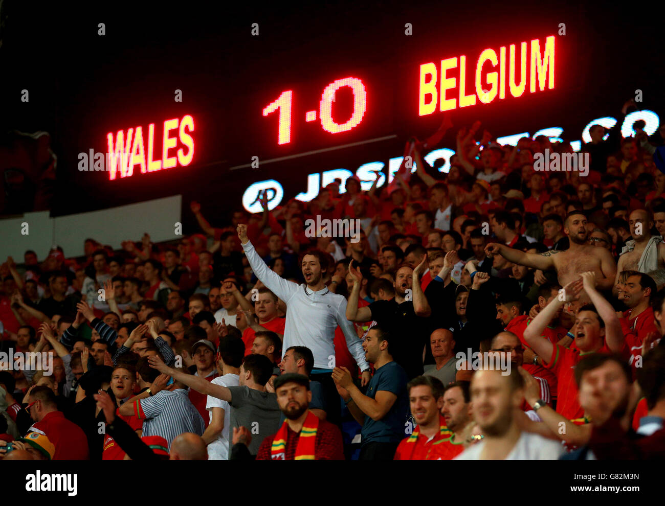 I fan del Galles festeggiano dopo la partita durante la partita di qualificazione del Campionato europeo UEFA al Cardiff City Stadium di Cardiff. Foto Stock