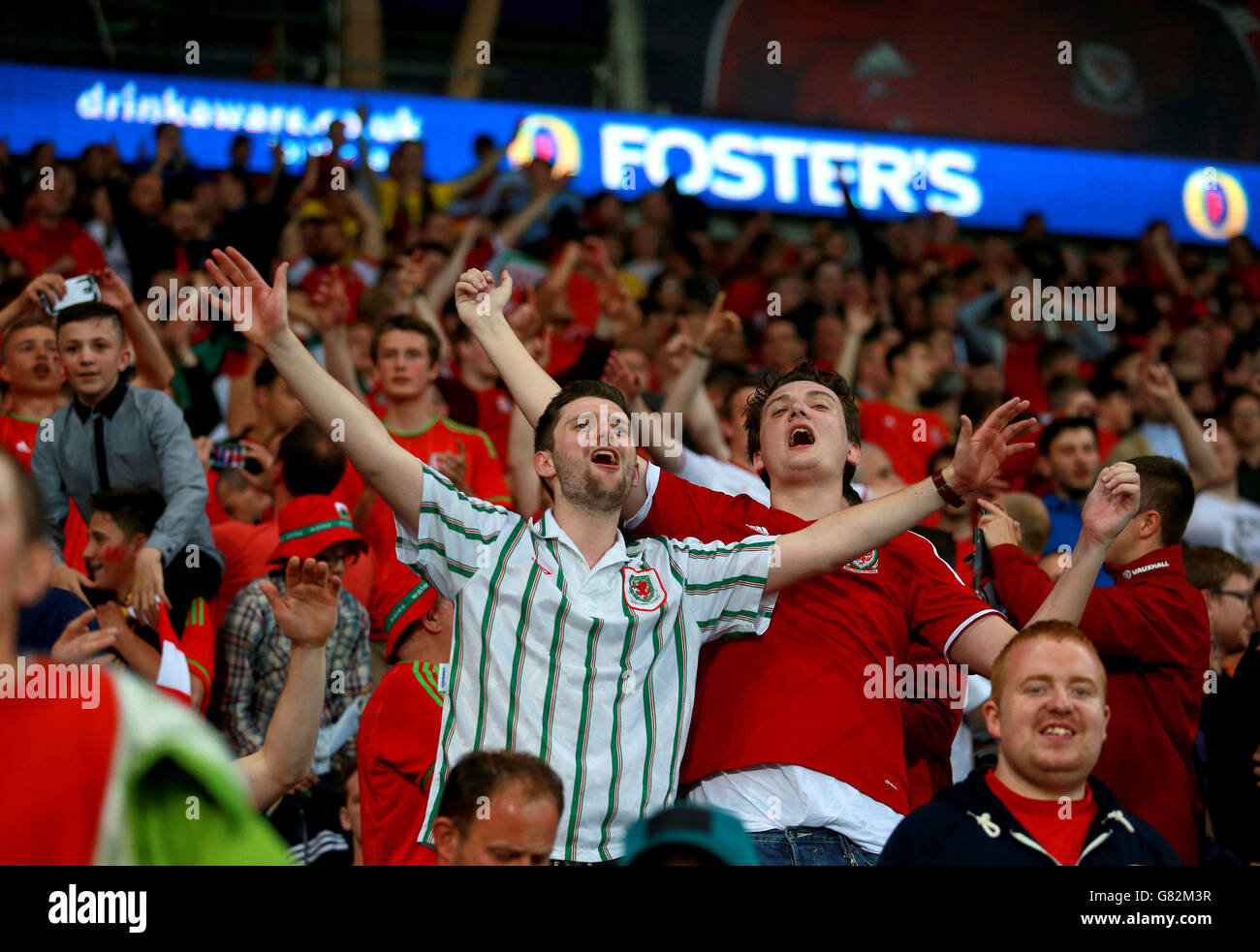 I fan del Galles festeggiano dopo la partita durante la partita di qualificazione del Campionato europeo UEFA al Cardiff City Stadium di Cardiff. Foto Stock