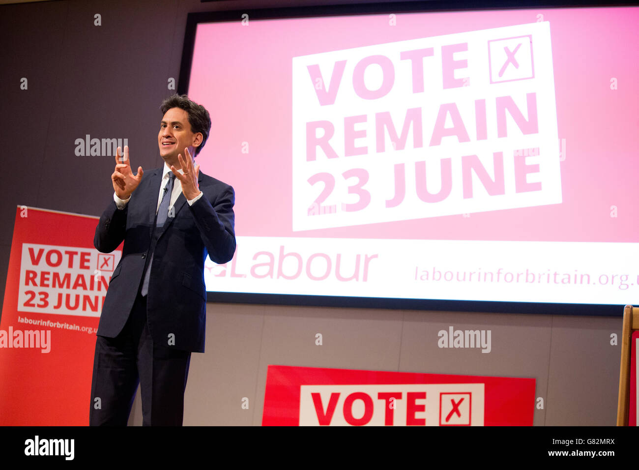 Ex leader del partito laburista ed (Edward) Miliband intervenendo a una riunione del partito restano durante il referendum. Foto Stock
