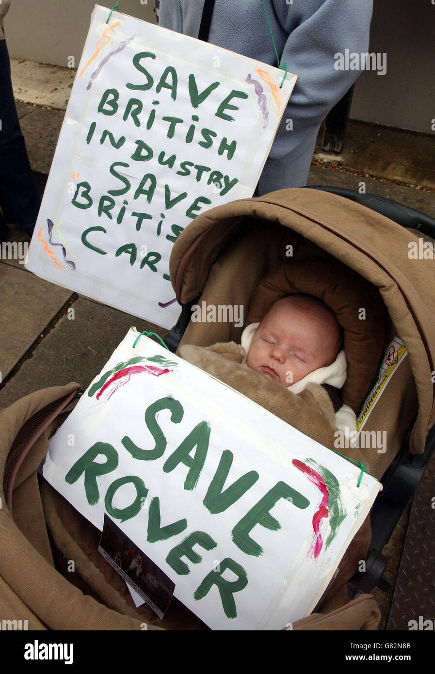 Jason Pearson di nove settimane con un banner a Whitehall, incoraggiando Tony Blair ad aiutare i dipendenti della società automobilistica Rover. Foto Stock