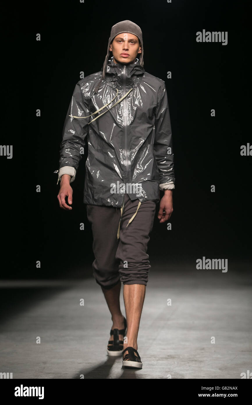 Un modello sulla passerella alla sfilata di moda YMC durante le collezioni londinesi del British Fashion Council: Men presso l'Old Sorting Office di Londra. PREMERE ASSOCIAZIONE foto. Data immagine: Sabato 13 giugno 2015. Il credito fotografico dovrebbe essere: Daniel Leal-Olivas/PA Wire Foto Stock