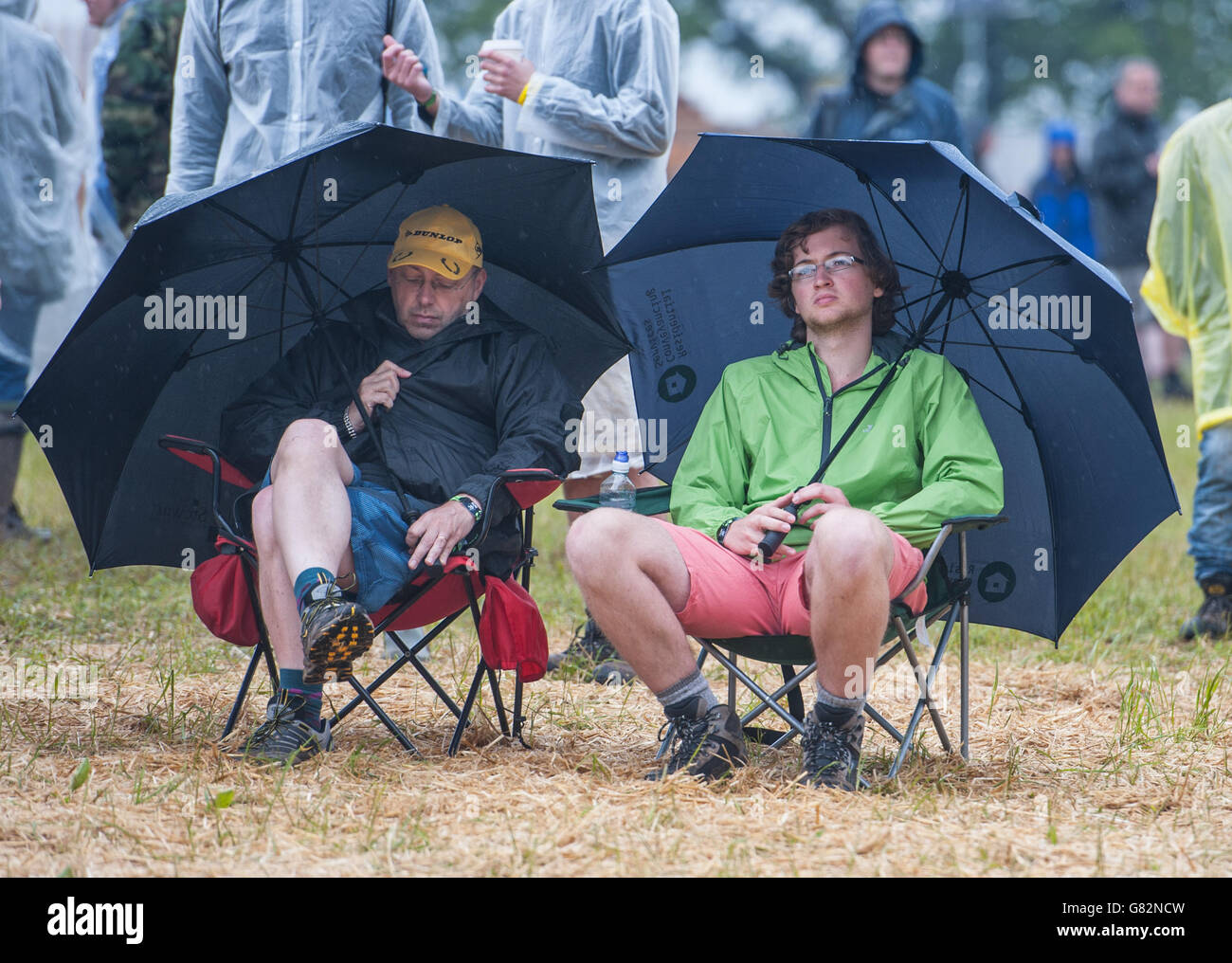 Scarica Festival 2015 - giorno due - Donington Park. Festival Goers il giorno 2 del festival Download il 13 2015 giugno a Donington Park, Regno Unito Foto Stock