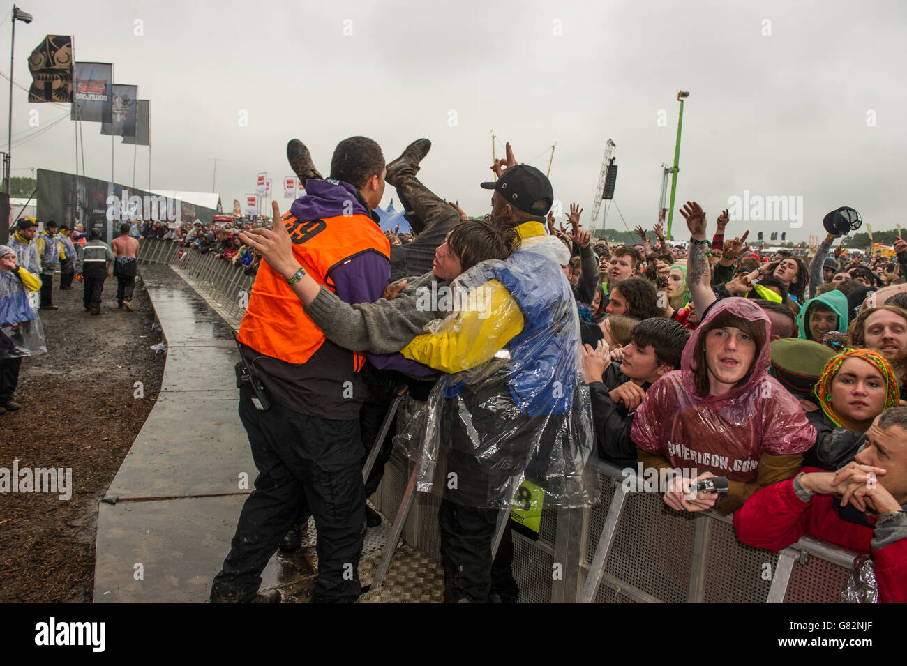 Scarica Festival 2015 - giorno due - Donington Park. I surfisti della folla il giorno 2 del festival di Download il 13 giugno 2015 a Donington Park, Regno Unito Foto Stock