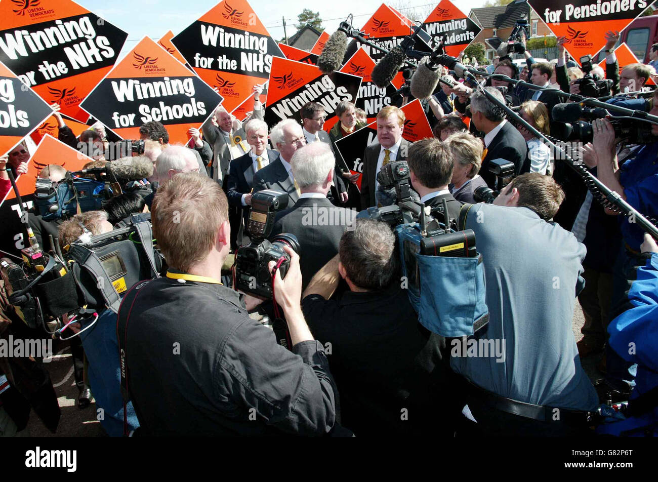 Il leader liberal-democratico Charles Kennedy è circondato dai media e al Waterside Center. Foto Stock