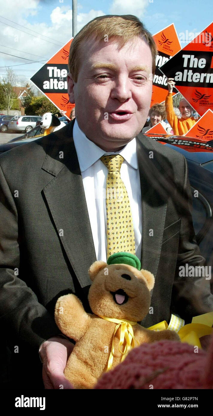 Il leader liberaldemocratico Charles Kennedy riceve un giocattolo per il suo nuovo figlio Donald durante una visita al Waterside Center. Foto Stock