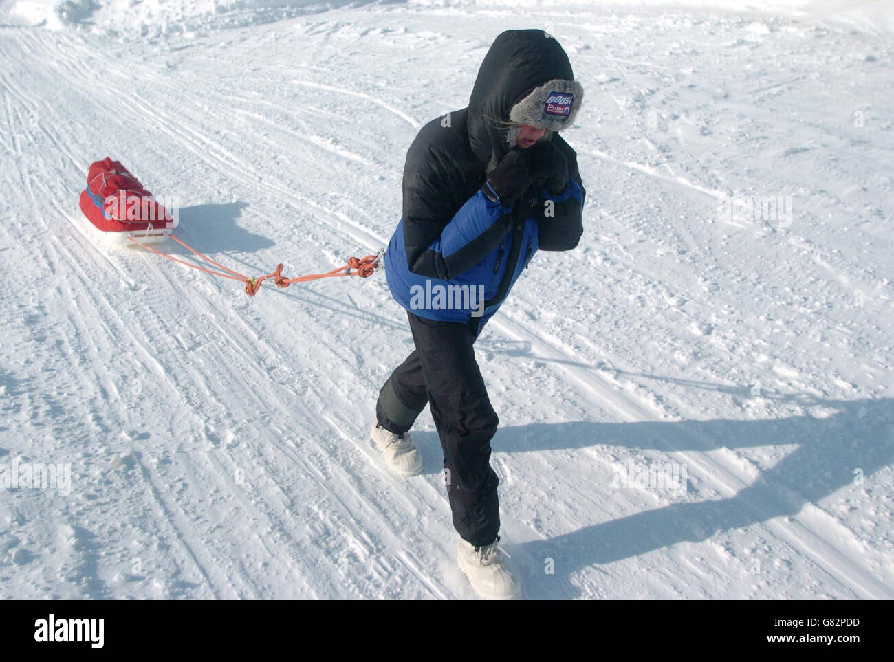 Alicia Hempleman-Adams, 15, da Box vicino Bath, tira una slitta attraverso la neve a Iqaluit, Nunavut, Canada, dopo essere entrato nel Guinness Book of Records per la seconda volta come è diventata la persona più giovane a completare la traversata dell'isola di Baffin attraverso la riserva del Parco Nazionale di Auyuittuq. Foto Stock