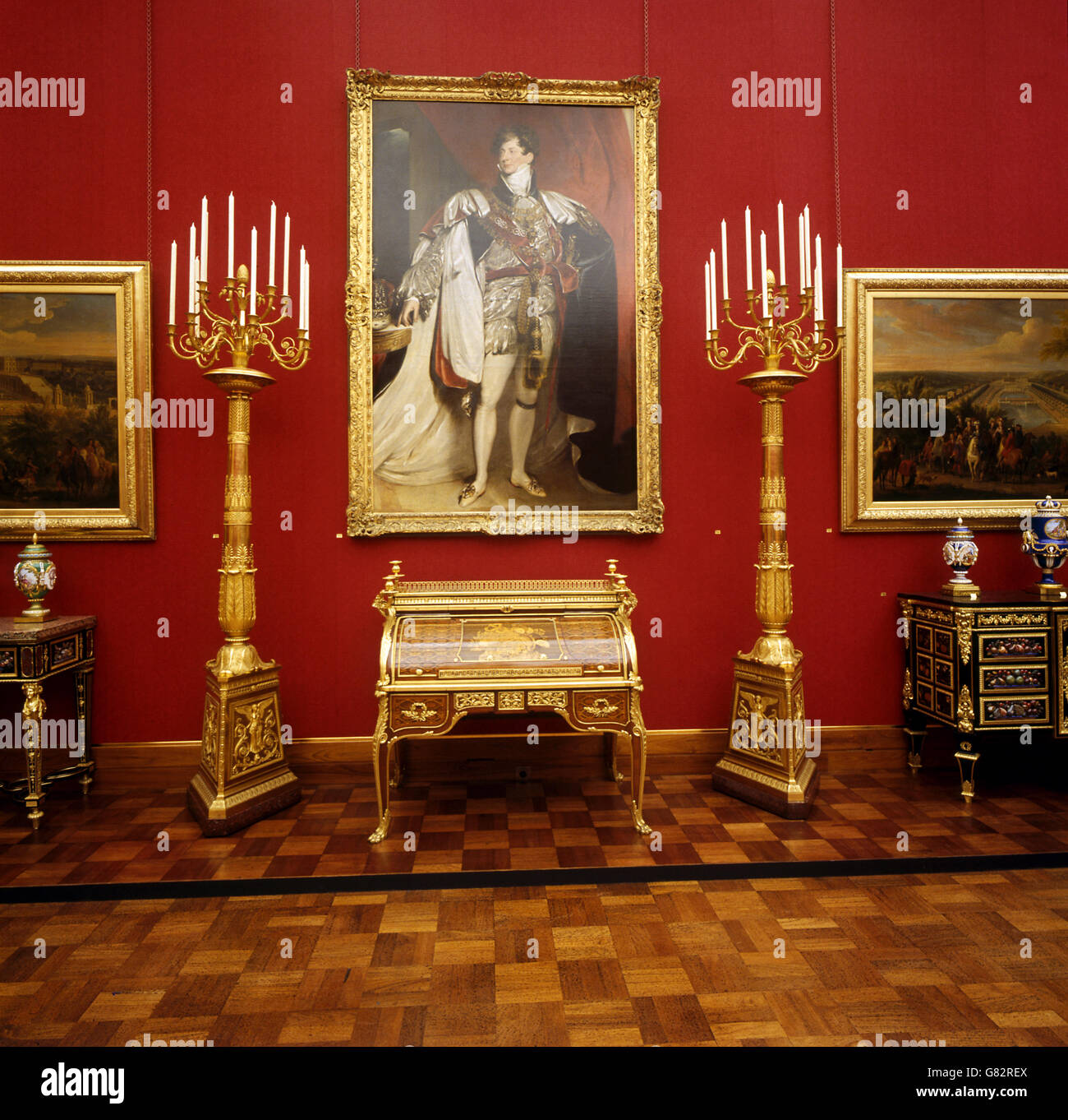 Una sezione della mostra 'George IV e le Arti di Francia' nella Queen's Gallery di Buckingham Palace. Il dipinto di George IV è di Sir Thomas Lawrence. Foto Stock