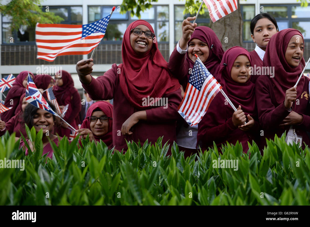 Gli alunni della Mulberry School for Girls in Tower Hamlets, nell'est di Londra, hanno ondulato bandiere britanniche e americane in vista di una visita della prima signora americana Michelle Obama. Foto Stock