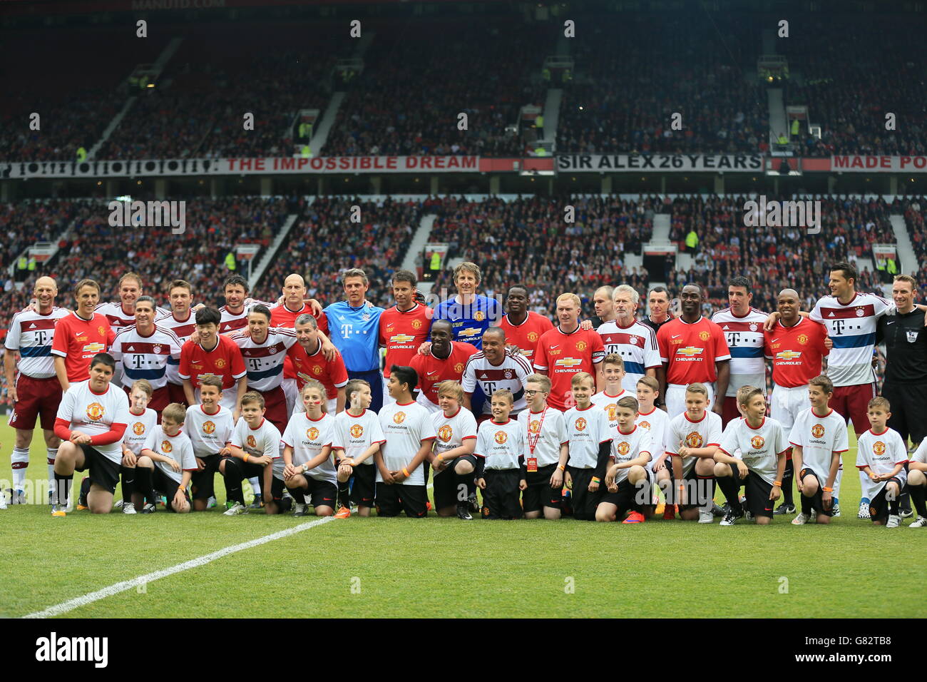 Calcio - Manchester United Legends / Bayern Munich Legends - Old Trafford. Gruppo di squadra ha girato con mascotte prima del calcio d'inizio. Foto Stock