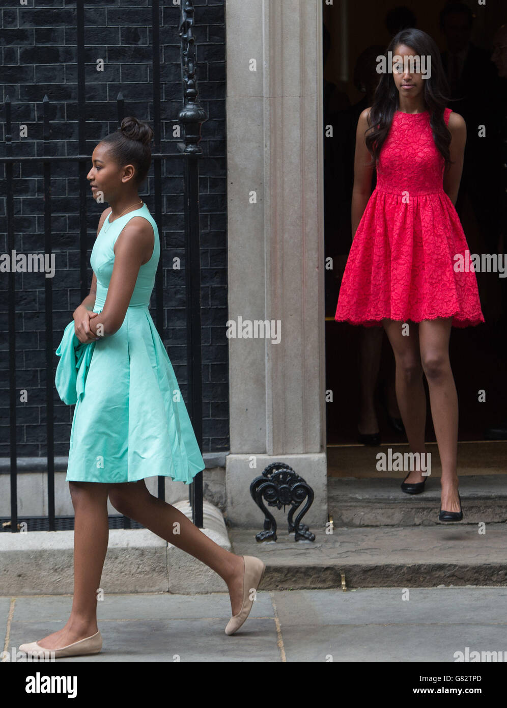 Sasha (a sinistra) e Malia Obama lasciare 10 Downing Street, Londra, dopo una visita. Foto Stock