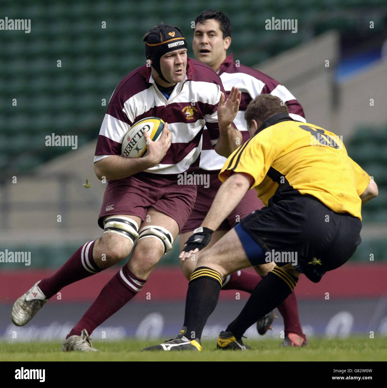 James Morris (L) è combattuto da Dan Gallagher di Solihull. Foto Stock