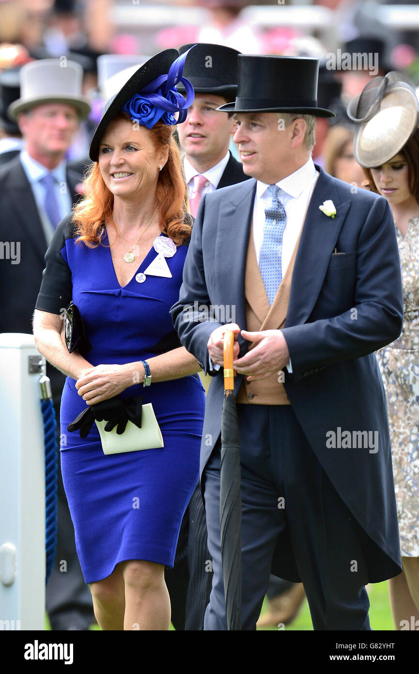 Sarah Ferguson (a sinistra) e il Principe Andrew, Duca di York (a destra) durante il quarto giorno del Royal Ascot Meeting 2015 all'ippodromo di Ascot, Berkshire. Foto Stock