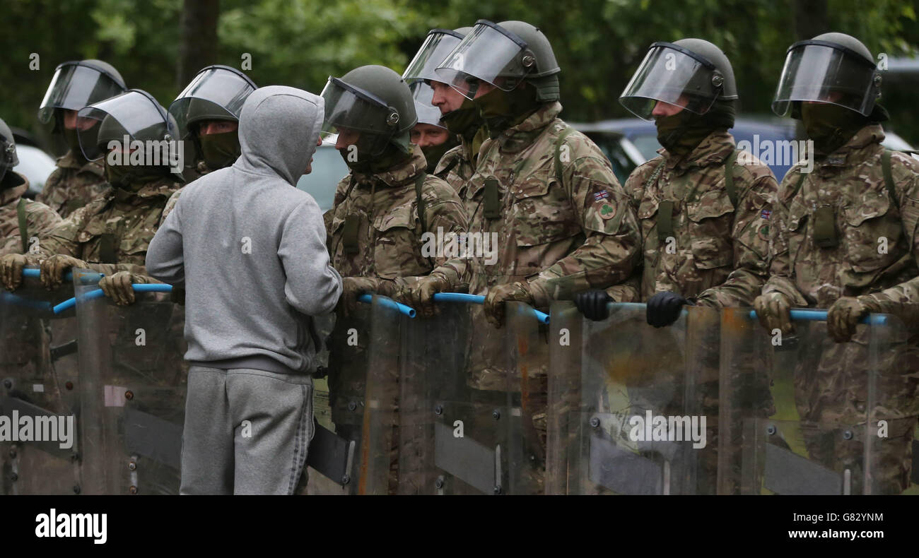 I soldati di 1 scozzese, i Royal Scots Borderers con sede a Palace Barracks in Holywood, svolgono la formazione per l'ordine pubblico prima del loro spiegamento a Cipro. Foto Stock