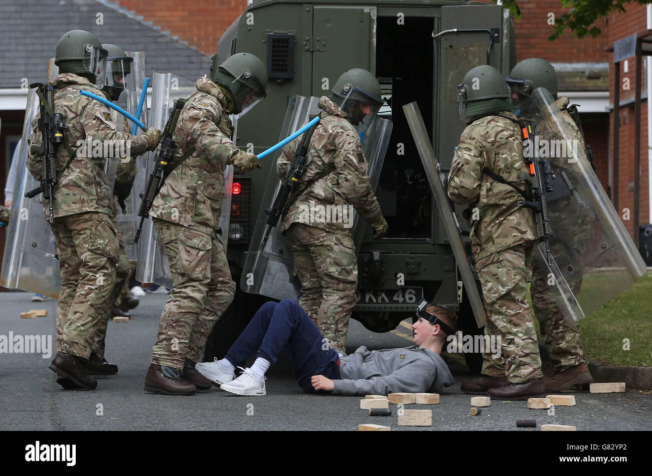 I soldati di 1 scozzese, i Royal Scots Borderers con sede a Palace Barracks in Holywood, svolgono la formazione per l'ordine pubblico prima del loro spiegamento a Cipro. Foto Stock