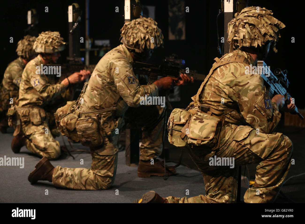I soldati di 1 scozzese, i Royal Scots Borderers con sede a Palace Barracks in Holywood, svolgono la formazione per l'ordine pubblico prima del loro spiegamento a Cipro. Foto Stock