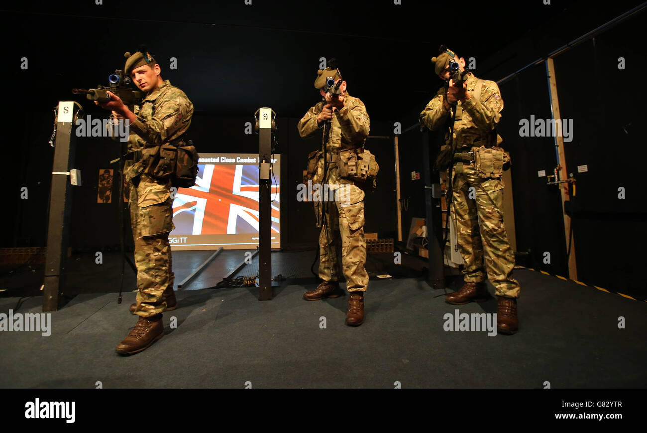 Soldati da 1 scozzese i Royal Scots Borderers, con sede a Palace Barracks di Holywood, svolgono un addestramento di combattimento simulato al computer prima del loro spiegamento a Cipro. Foto Stock