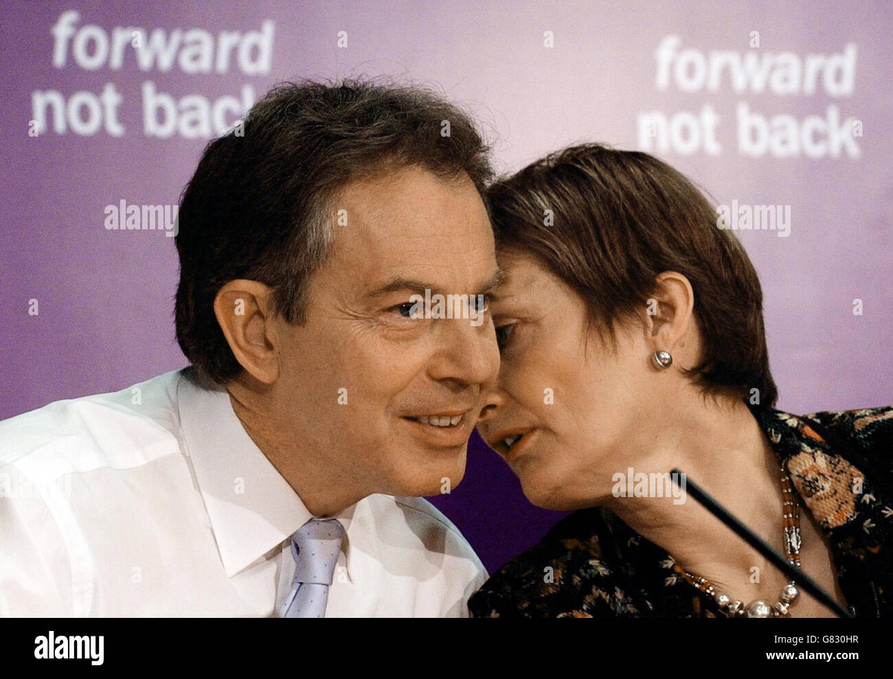 Il primo ministro britannico Tony Blair con il segretario alla cultura Tessa Jowell a una conferenza stampa in cui oggi ha rifiutato di ritirare le accuse laburista secondo cui i conservatori stanno progettando di introdurre la tariffazione nell'NHS. Il primo Ministro Blair ha insistito sul fatto che le proposte conservatrici di sovvenzionare il trattamento del settore privato avrebbero creato "due classi di pazienti NHS”, con un trattamento più rapido disponibile solo a coloro che potrebbero permettersi di pagare. Foto Stock