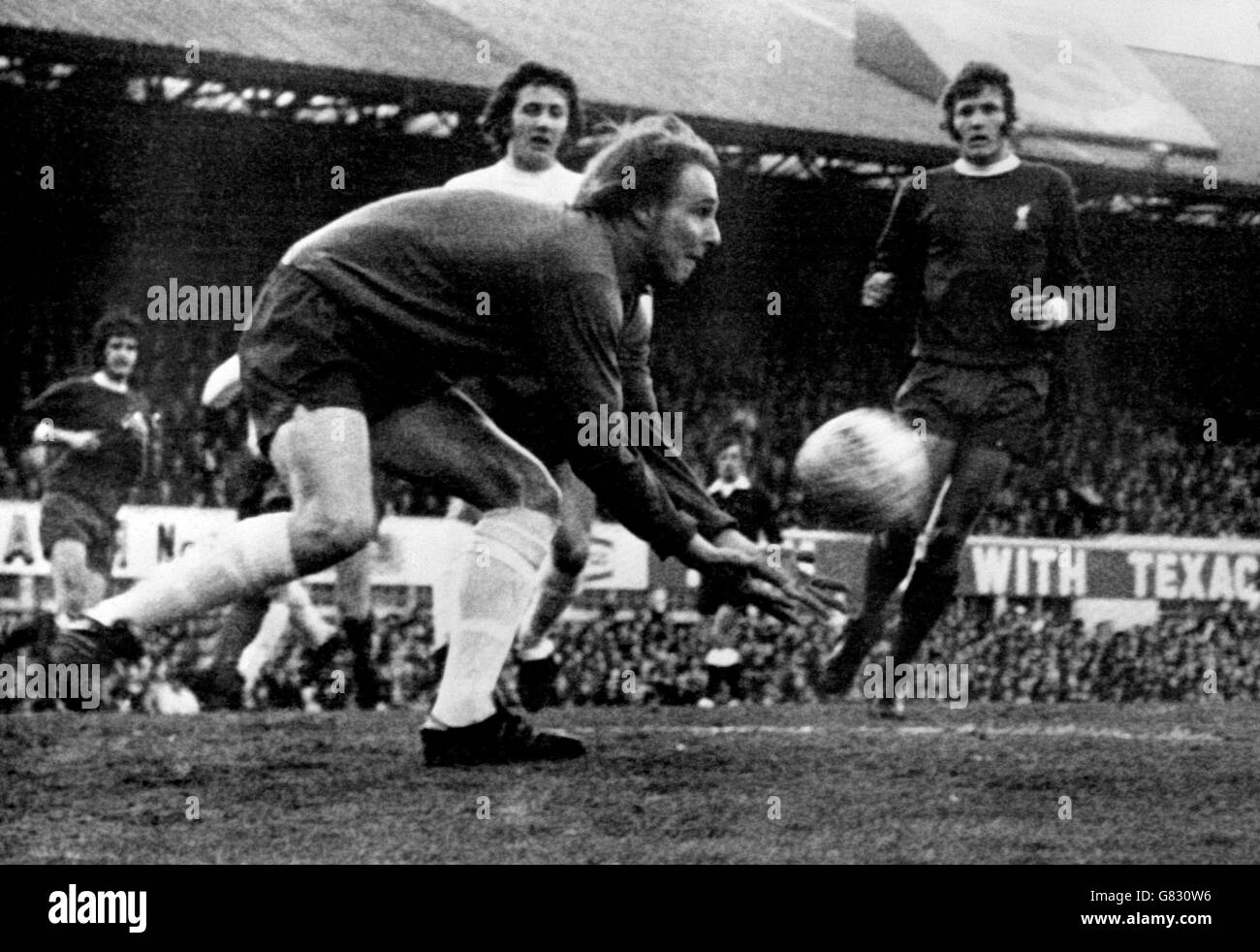 Colin Boulton (l), portiere della contea di Derby, raccoglie la palla, guardata dal compagno di squadra Roy McFarland (dietro Boulton) e John Toshack (r) di Liverpool Foto Stock