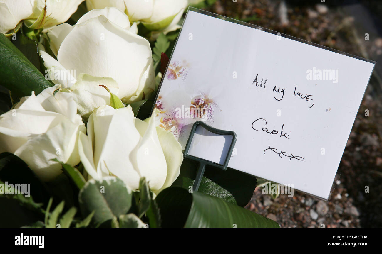 I fiori sono collocati fuori dalla chiesa evangelista di San Giovanni vicino a Fort William in Scozia dove si svolgeranno i funerali dell'ex leader liberal-democratico Charles Kennedy. Foto Stock