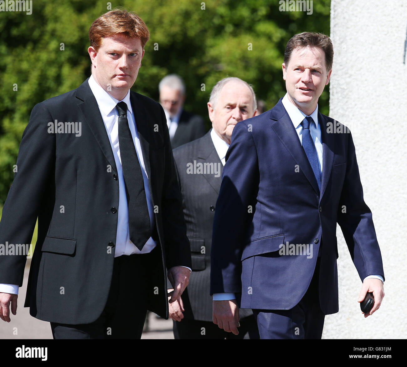 Nick Clegg (a destra) e Danny Alexander arrivano alla chiesa di San Giovanni Evangelista vicino a Fort William in Scozia per i funerali dell'ex leader liberaldemocratico Charles Kennedy. Foto Stock