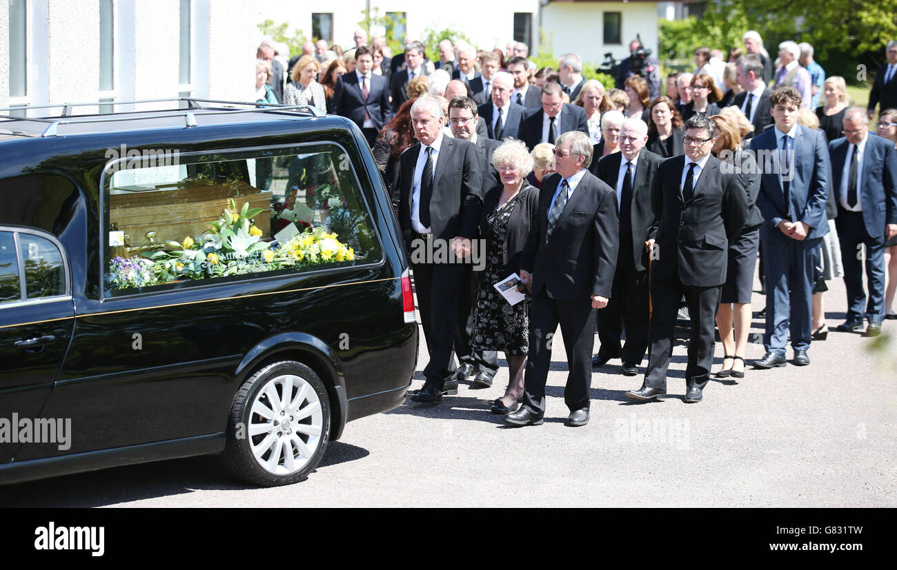 I lutto partono dopo i funerali dell'ex leader liberaldemocratico Charles Kennedy fuori dalla chiesa di San Giovanni Evangelista vicino a Fort William in Scozia. Foto Stock