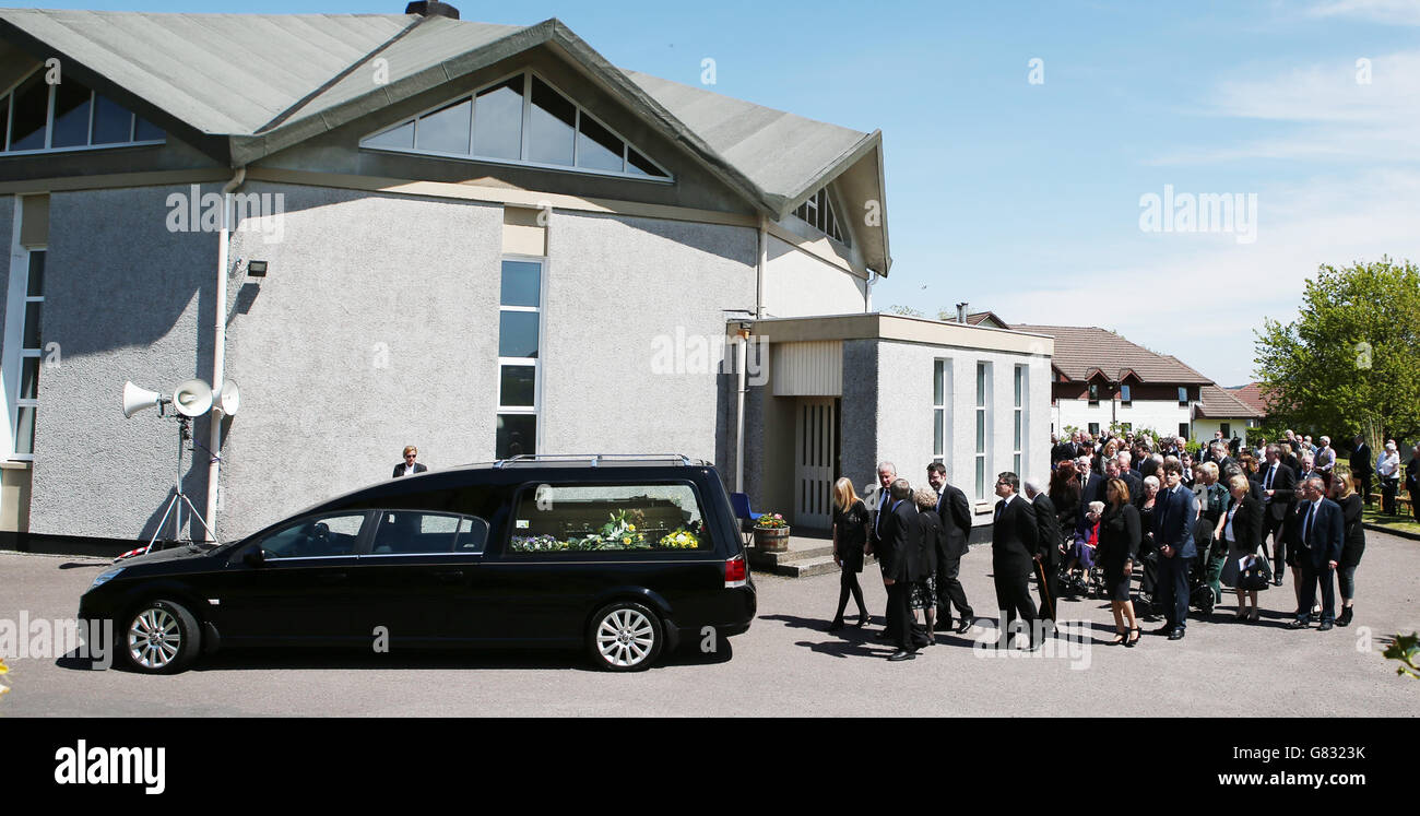 Il cuore che porta la bara dell'ex leader liberal-democratico Charles Kennedy lascia la chiesa evangelista di San Giovanni vicino a Fort William in Scozia, dopo il suo funerale. Foto Stock