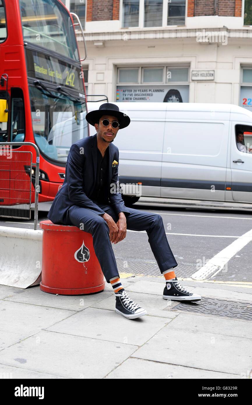 MR Hat indossa un abito di Spencer Hart, cappello di Lock&amp; Co Hatters e  scarpe di Converse fuori dall'Old Sorting Office di Londra mentre partecipa  a un evento durante le collezioni London