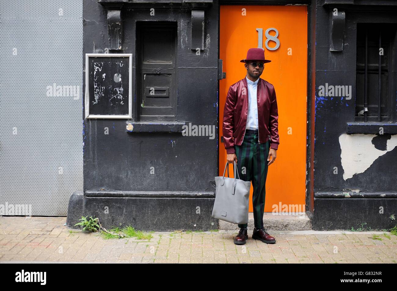 Martell Campbell indossa un cappello del suo marchio D'lyle Treasure, una camicia e dei pantaloni di AMI, una giacca di Paul Smith, scarpe di Church's e una borsa di Coach fuori dall'Old Sorting Office di Londra mentre partecipa a un evento durante il British Fashion Council's London Collections: Men. Foto Stock