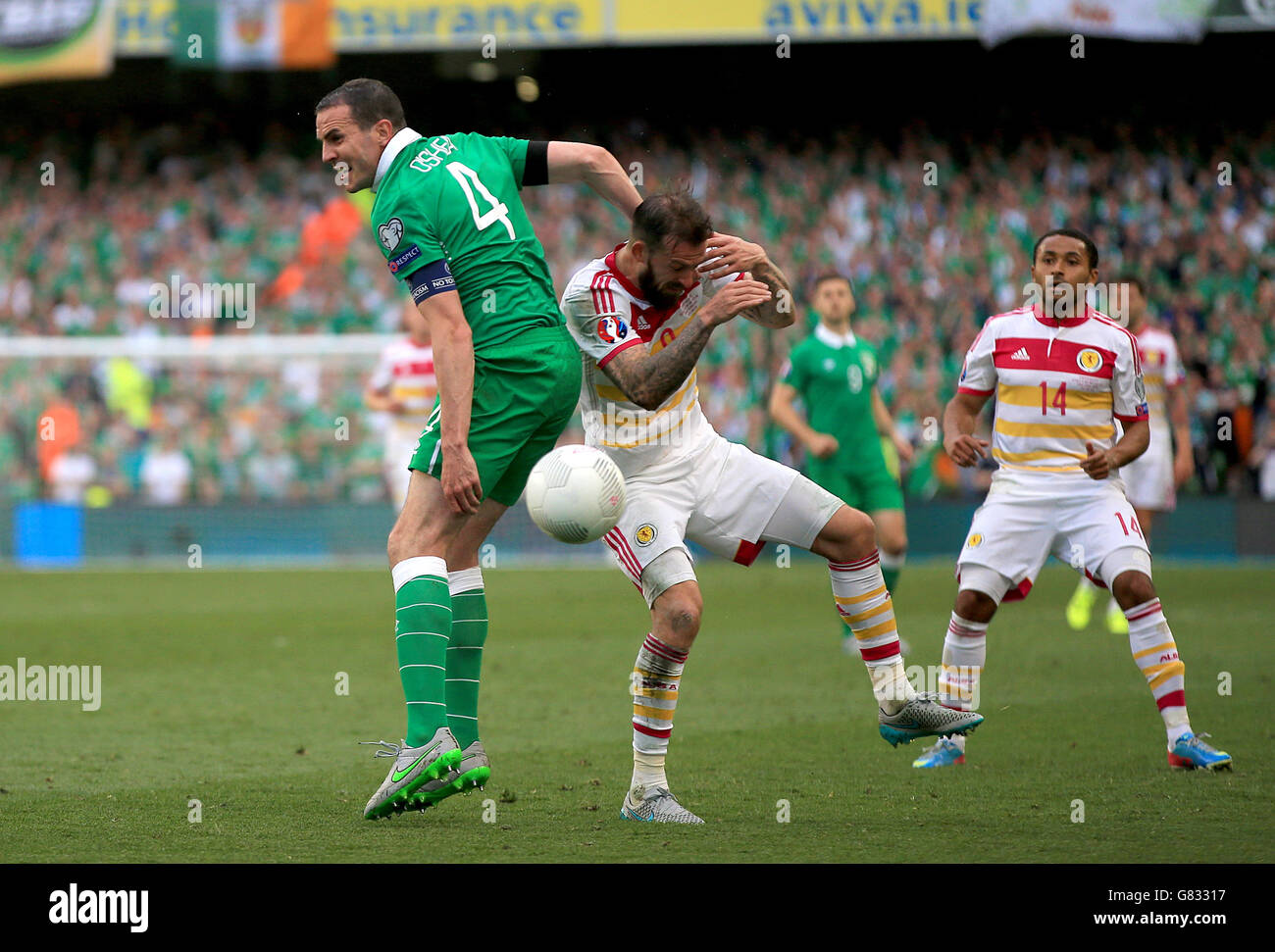 John o'Shea della Repubblica d'Irlanda (a sinistra) e Steven Fletcher della Scozia durante la partita di qualificazione del Campionato europeo UEFA allo stadio Aviva di Dublino. Foto Stock