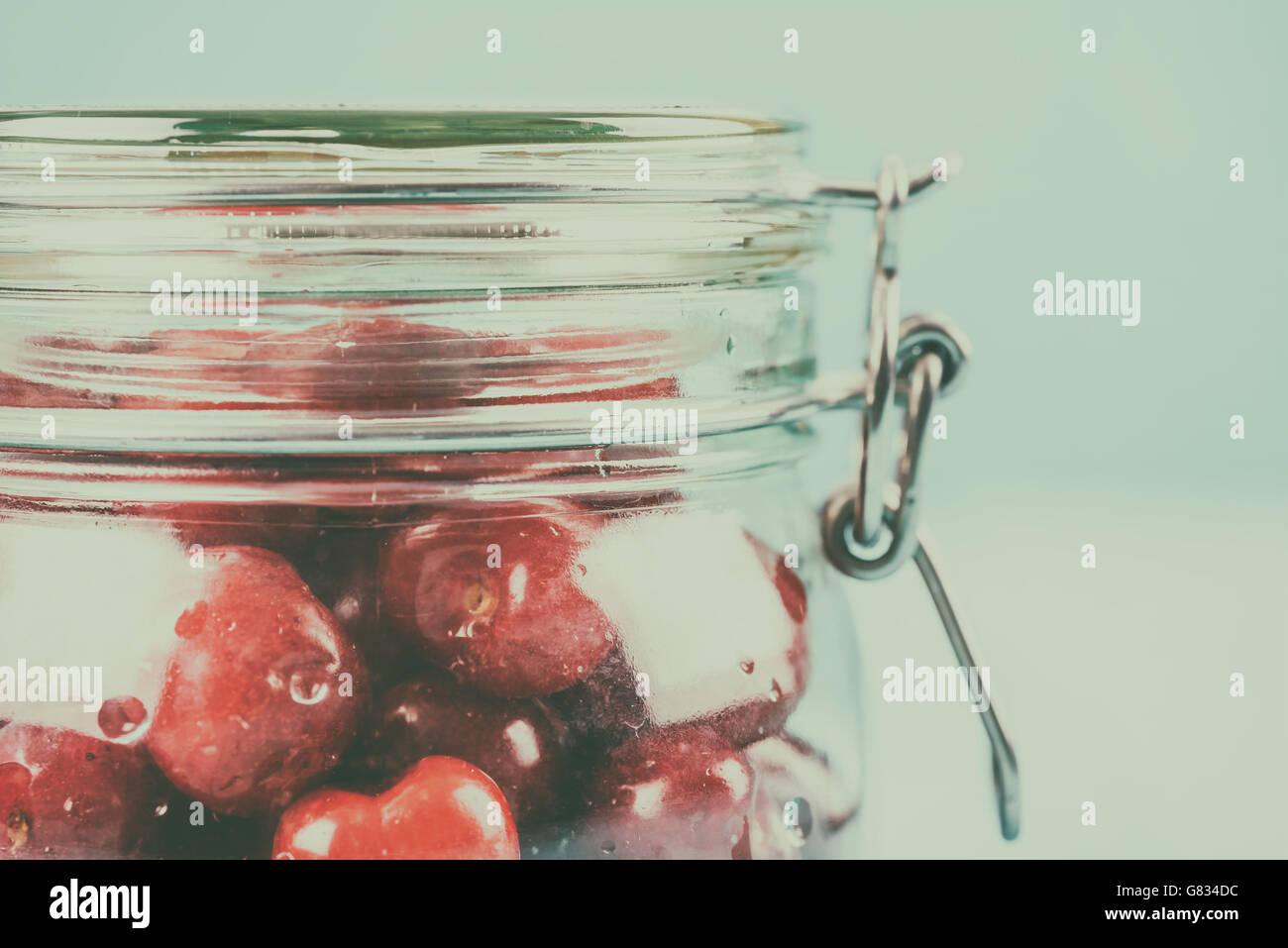 Vaso di rosso le ciliege fresche Foto Stock