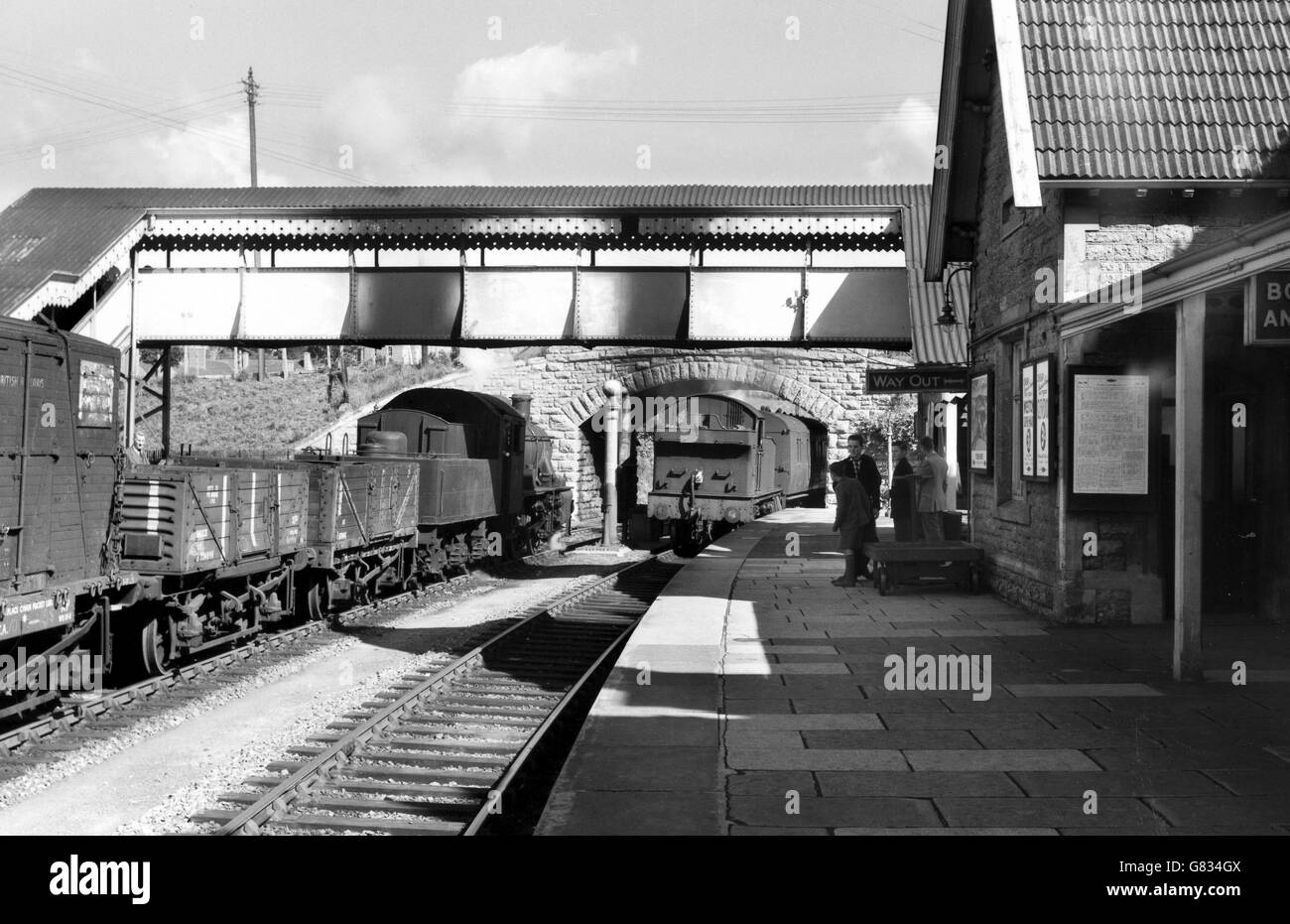 GW 2-6-2T No.5525 viene visto con il treno 9.35 a Yatton attraversando un locale pick-up con merci Ivatt 2-6-0 No.46517. Foto Stock