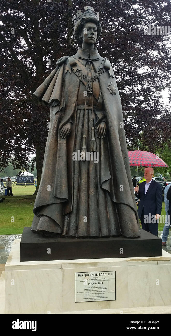 Una statua della Regina Elisabetta II viene svelata in occasione di una cerimonia a Runnymede, Surrey, in occasione dell'800° anniversario della sigillatura della Magna carta. Foto Stock