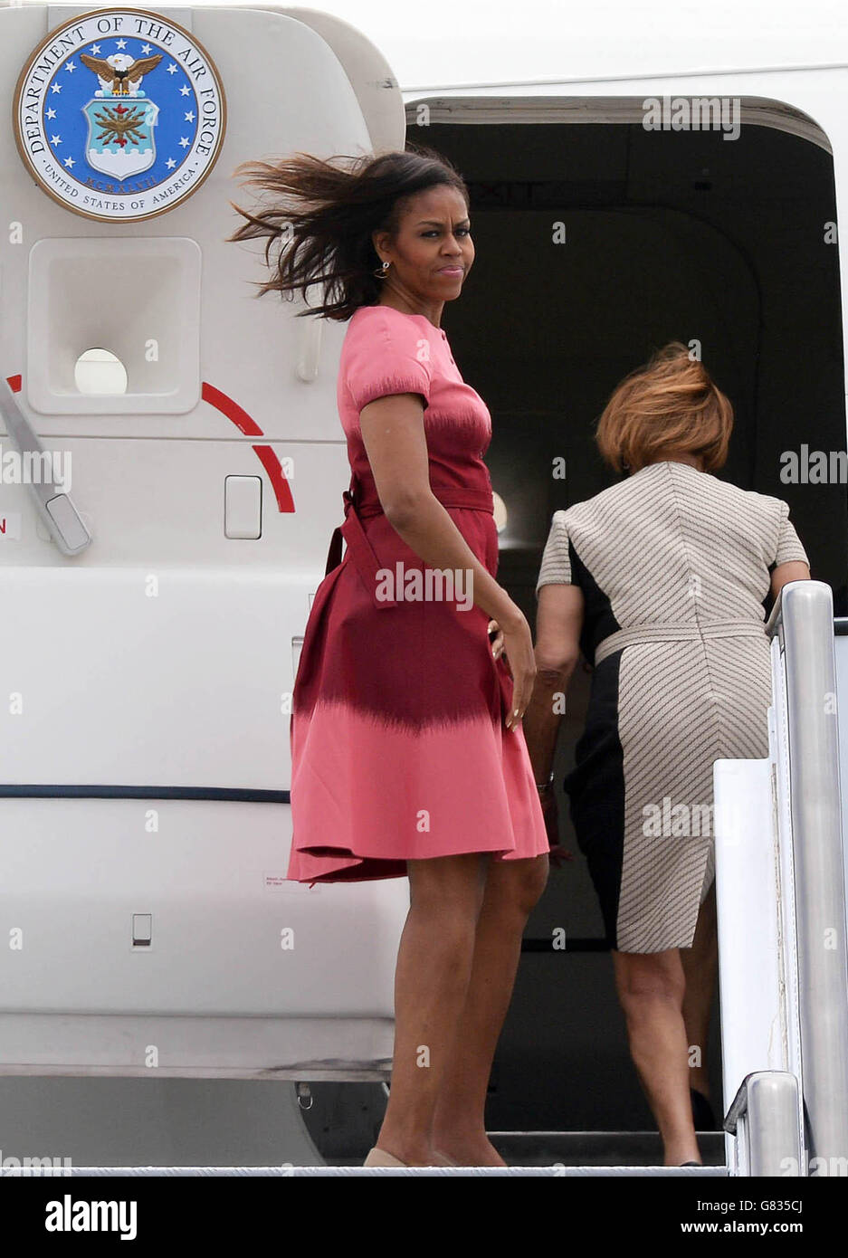 LA First Lady Michelle Obama DEGLI STATI UNITI parte dall'aeroporto di Stansted, Essex, dopo una visita di tre giorni nel paese. Foto Stock