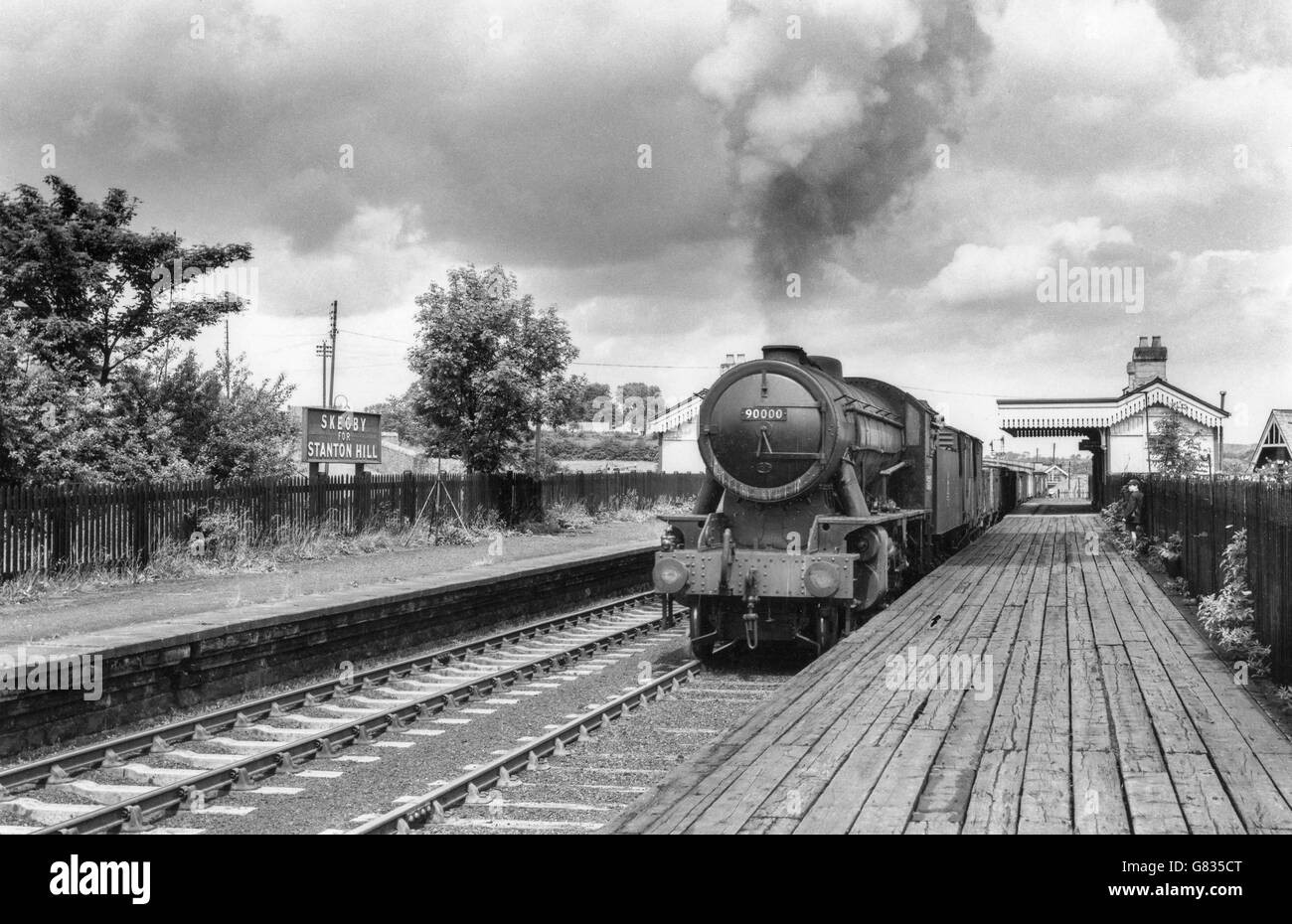 Dipartimento di guerra austerità 2-8-0 No.90000 a Skegby con un trasporto di merci dalla giunzione Langwith. Il 2 luglio 1955. Foto Stock