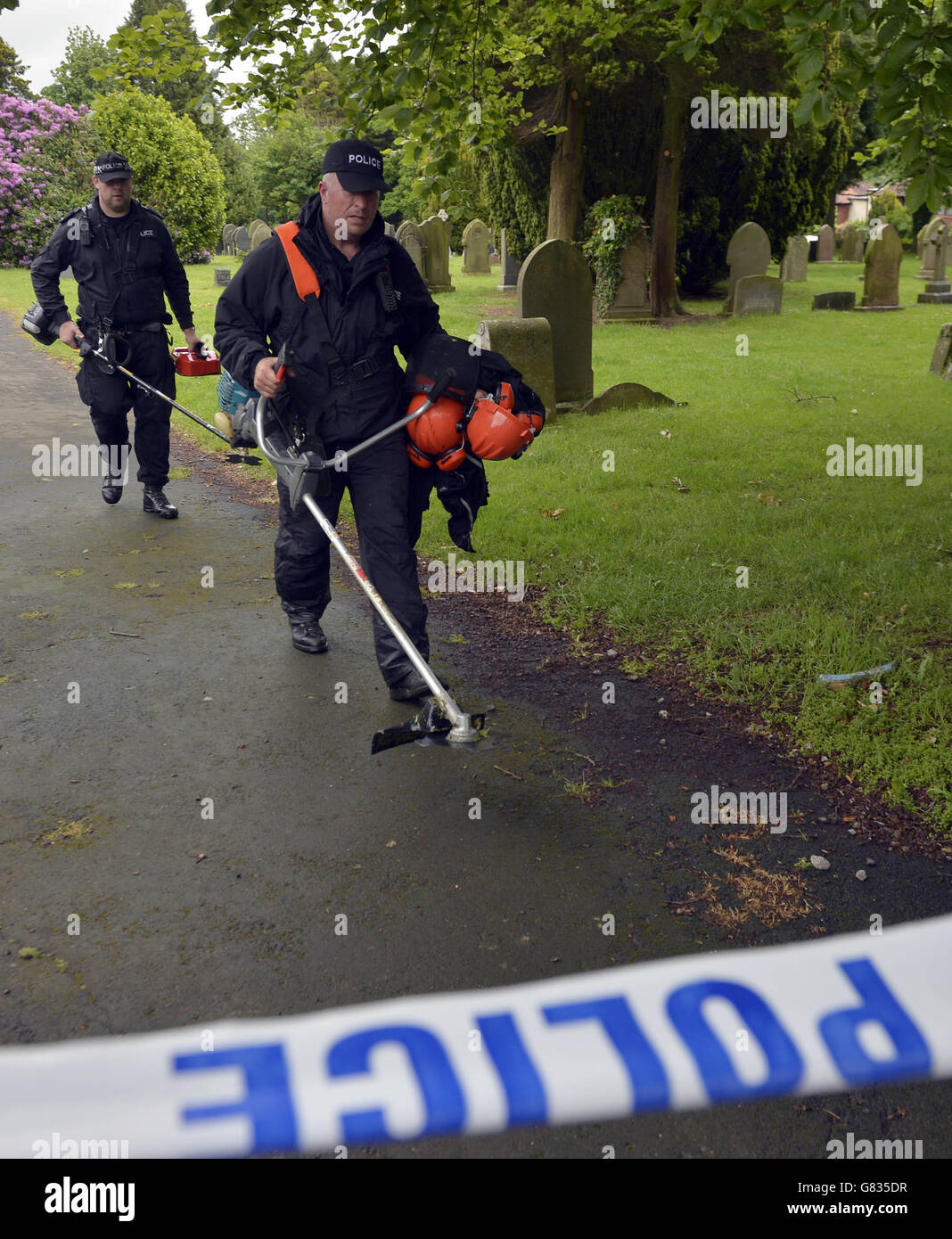 Polizia al cimitero di Upperby a Carlisle, Cumbria, dopo che il corpo di 14 anni Jordan Watson è stato trovato a seguito di un 'savage e brutale attacco'. Foto Stock