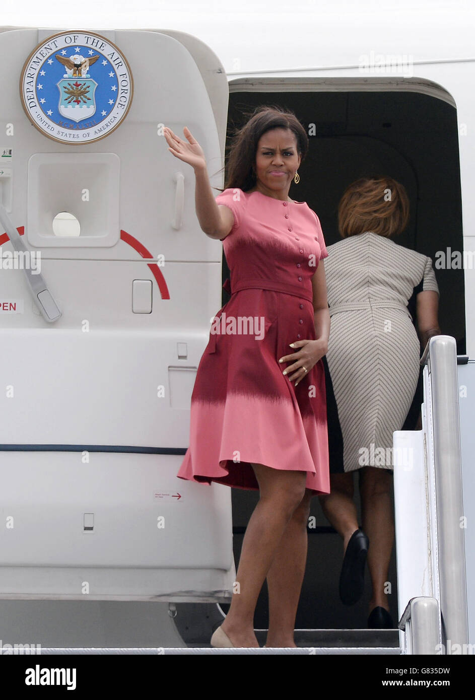 LA First Lady Michelle Obama DEGLI STATI UNITI parte dall'aeroporto di Stansted, Essex, dopo una visita di tre giorni nel paese. Foto Stock