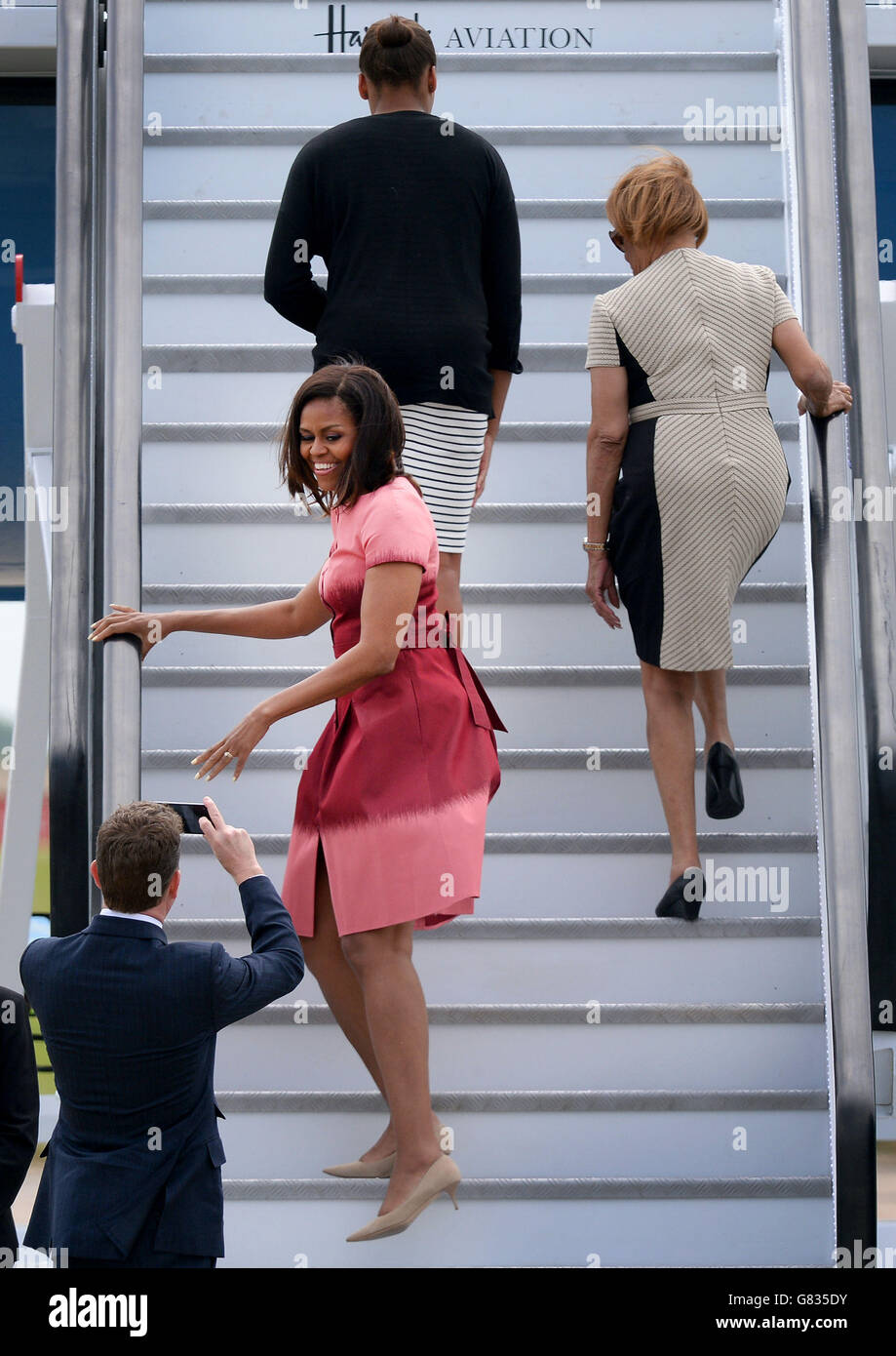L'Ambasciatore DEGLI STATI UNITI a Londra Matthew Barzun fotografa la First Lady Michelle Obama mentre parte dall'aeroporto di Stansted, Essex, dopo una visita di tre giorni nel paese. Foto Stock